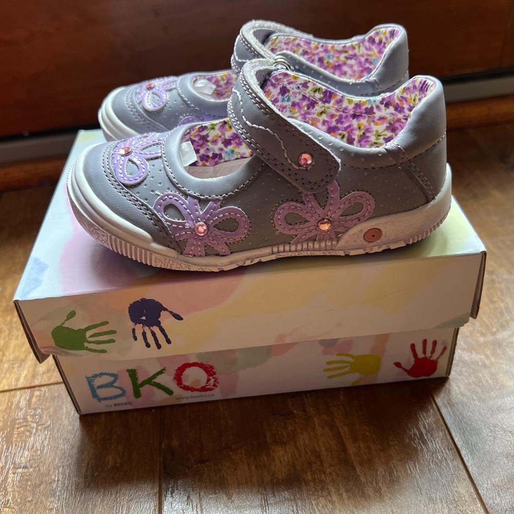 BKO by Beeko Dotty Grey flower MARYJANE ADJUSTABLE STRAP toddler shoes size 24/8